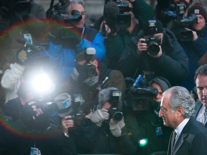 Bernard Madoff entra en el tribunal federal de Nueva York el 12 de marzo de 2009 ante una lluvia de flashes de los fotógrafos.
