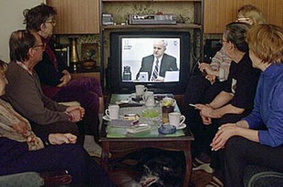 Una familia de Belgrado sigue por televisión el juicio a Milosevic en el Tribunal de La Haya.
