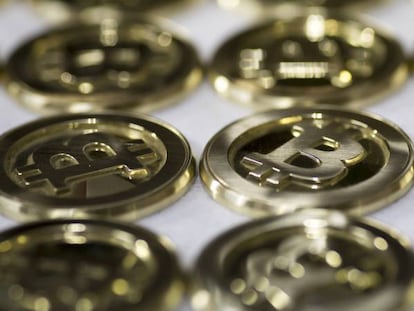 Medallas con el símbolo del Bitcoin.