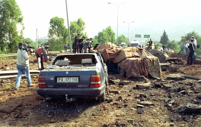El lugar del atentado a Giovanni Falcone, Francesca Morvillo y sus escoltas, en una carretera cerca de Palermo, tras la explosión, el 23 de mayo de 1992.