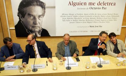 Nicanor Vélez (primero por la derecha) en la presentación de las <i>Obras completas</i> de Octavio Paz, en 2005. Le acompañan Joan Tarrida, Pere Gimferrer, Juan Goytisolo y Andrés Sánchez Robayna (de izqda. a dcha.).