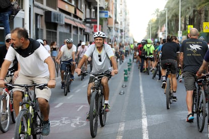 Ciclistas se manifestaban el jueves contra la eliminación del carril bici en la avenida Juan Carlos I de Elche (Alicante).