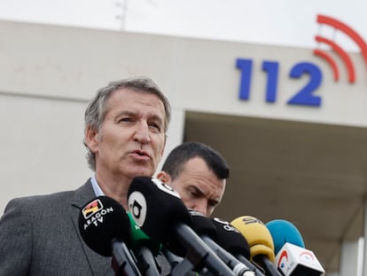 El presidente del Partido Popular, Alberto Núñez Feijóo, se dirige a los medios, este jueves en Valencia.