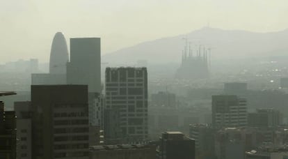 Un manto de aire contaminado cubre la ciudad de Barcelona.