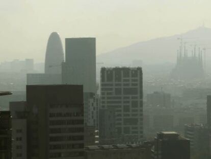 Un manto de aire contaminado cubre la ciudad de Barcelona.