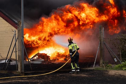 Los bomberos intentan frenar el fuego en las inmediaciones Cubo de Benavente (Zamora), el domingo.