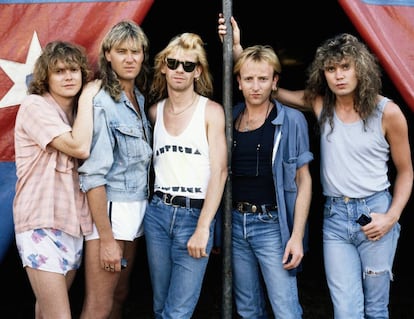 Los ingleses Def Leppard, en la imagen en 1985, destacaron por sofisticar el rock duro. Todavía en activo y en forma, figuras del pop comercial como Taylor Swift se declaran rendidas seguidoras.