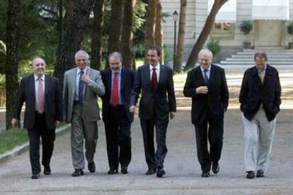 De izquierda a derecha, Almunia, Borrell, Solbes, Zapatero, Moratinos y Solana, ayer en La Moncloa.