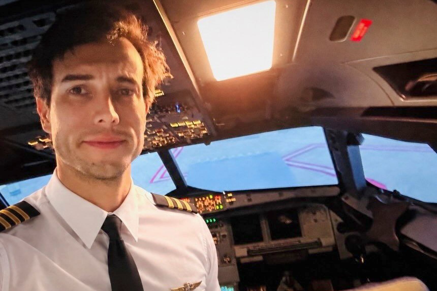 Un instructor de aviación se arroja al vacío en pleno vuelo y su alumna logra aterrizar