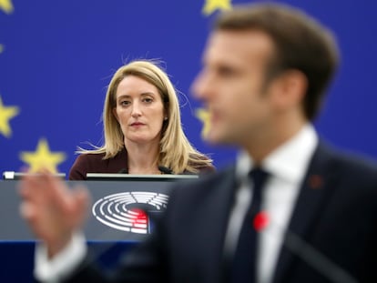 La recién elegida presidenta del Parlamento Europeo, Roberta Metsola, escucha la intervención de Emmanuel Macron, este miércoles.