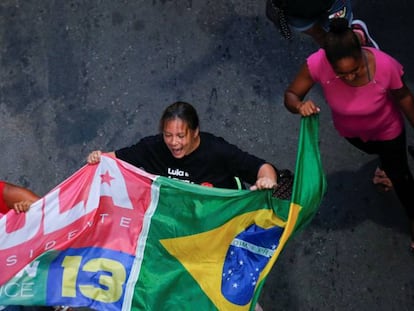 Manifestantes a favor del presidente brasileño Lula da Silva, en Porto Alegre, el lunes.