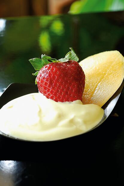 Espuma de mango con fresones del tiempo.