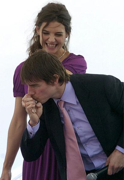 Tom Cruise y Katie Holmes, ante la prensa, en París.