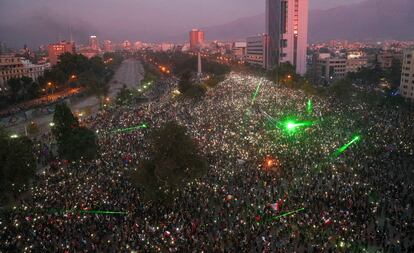 Manifestantes antigubernamentales se reúnen en Plaza Italia en Santiago, Chile, el viernes 8 de noviembre de 2019.