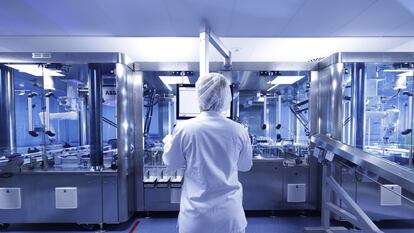 En la imagen,  el proceso de inspección automática de jeringas en una sala del laboratorio de inyectables de Rovi en Madrid.