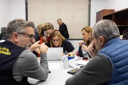 La delegada del Gobierno en Valencia durante una reunión con sus asesores en el centro coordinador de emergencias (Cecopi), el miércoles 13.
