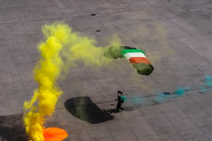 Un elemento del escuadrón aéreo de paracaidistas participa en el desfile cívico militar en Ciudad de México. 