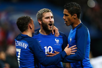 André-Pierre Gignac celebra un gol junto a Antoine Griezmann y Raphael Varane