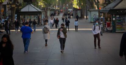 Varias personas caminan por las Ramblas de Barcelona en el día de Sant Jordi.