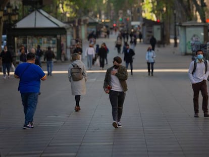 Varias personas caminan por las Ramblas de Barcelona en el día de Sant Jordi.