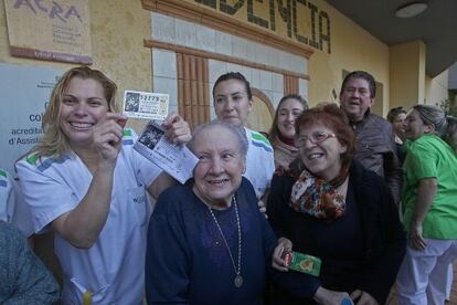 Treballadors i residents del geriàtric de Roda de Berà agraciats amb el segon premi de la loteria de Nadal.