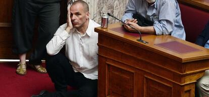 Yanis Varufakis, sentado en el Parlamento griego durante la intervenci&oacute;n de Alexis Tsipras 