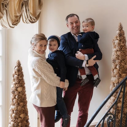 El príncipe Guillermo, quien desde el pasado octubre se ha convertido en lugarteniente tras la cesión de poderes por parte de su padre, el Gran Duque Enrique, ha compartido una imagen muy especial con su familia para felicitar las tan señaladas fechas. "Sus Altezas Reales les desean a usted y a todos sus seres queridos una feliz Navidad y un maravilloso fin de año", compartió la Casa Duquel de Luxemburgo. El príncipe aparece acompañado de su mujer, Stéphanie, y sus dos hijos: Charles y François. 