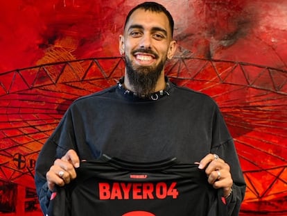 Borja Iglesias posando con la camiseta del Leverkusen, su nuevo equipo.
