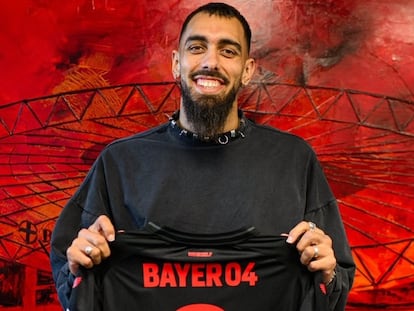 Borja Iglesias posando con la camiseta del Leverkusen, su nuevo equipo.