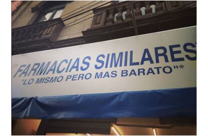 Pocas cosas han generado tantos malentendidos como la etimología relacionada con la palabra "droga". Por si todavía quedan dudas, en las droguerías españolas solo venden productos de belleza y perfumería; y en las farmacias colombianas, un país que lucha a diario contra el narcotráfico, no te lo ponen tan fácil. "En Colombia, que sucede como en inglés, llaman 'drogas' a las 'medicinas' y hay carteles de 'drogas súper baratas'. ¡Justo en Colombia!", comenta Linde. En México, a juzgar por la imagen, optan por la sinceridad: "Farmacias similares. Lo mismo, pero más barato".