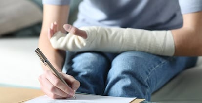 Una mujer rellena un formulario de hospital.