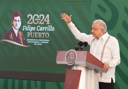 López Obrador habla durante la conferencia de prensa matutina desde Tapachula, Chiapas. 