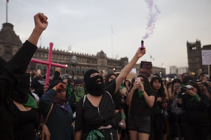 Mujeres gritan en contra de los feminicidios en el zócalo de la Ciudad de México.