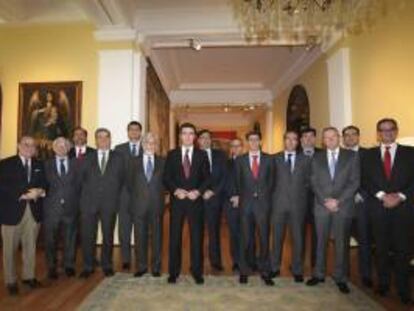 El ministro de Industria, Energía y Turismo de España, José Manuel Soria (5i), durante la reunión que ha mantenido hoy, viernes 15 de noviembre de 2013, con representantes de empresas españolas con intereses en México de los sectores de la energía, la banca, la industria y el turismo, en la residencia oficial de la Embajada española en México.