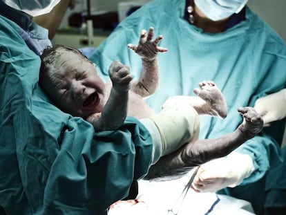 Um recém nascido.