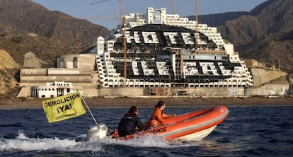 Imagen de una acción de Greenpeace en el hotel de El Algarrobico, en Carboneras (Almería).
