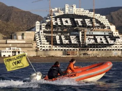 Fotografía facilitada por Greenpeace de su acción en el hotel El Algarrobico, en Carboneras (Almería).