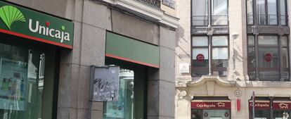Imagen de una oficina de Unicaja y otra de Caja España (su actual filial como EspañaDuero).