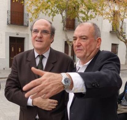 Ángel Gabilondo con el alcalde socialista de Navalcarnero, José Luis Adell.