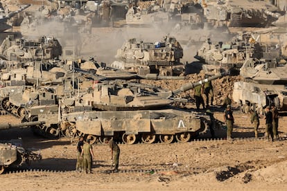 Soldados israelíes junto a tanques y vehículos blindados cerca de la frontera entre Gaza e Israel.