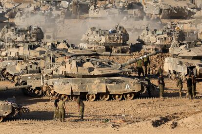 Soldados israelíes junto a tanques y vehículos blindados cerca de la frontera entre Gaza e Israel.