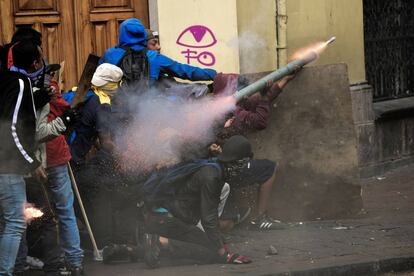 Los manifestantes disparan un mortero casero durante los enfrentamientos con la policía.