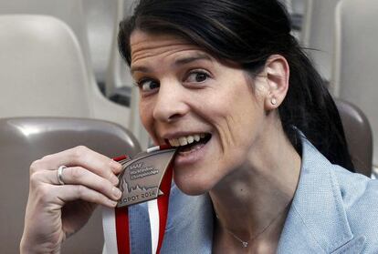 Ruth Beitia posa con el bronce mundial en el Parlamento de Cantabria el lunes.