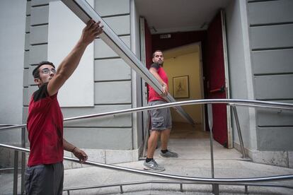 Operaris entren material per poder treballar per una porta lateral del museu.