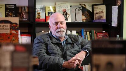 El periodista y escritor Ramón Lobo posa en la librería La Buena Vida, el 2 de abril de 2019.