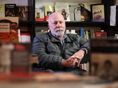 El periodista y escritor Ramón Lobo posa en la librería La Buena Vida, el 2 de abril de 2019.