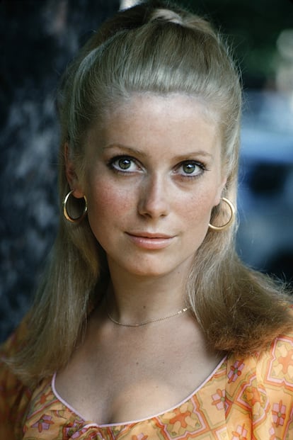 Los aros dorados nunca pasarán de moda. Las últimas temporadas han vuelto con fuerza para recordarnos que son tan atemporales como este look de Catherine Deneuve.