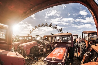 El piloto Alfredo Gomez durante una acrobacia en el concurso Red Bull Scrapyard en Zamora.