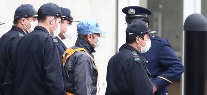 Carlos Ghosn (con gorra azul) a la salida de la prisión