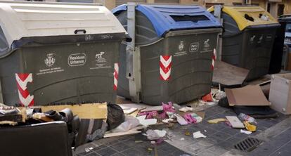 Contenedores desbordados por la basura en Valencia. 